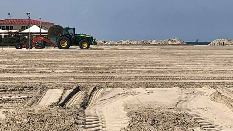 Cervia guarda all'estate. Iniziati i lavori per rimuovere la duna