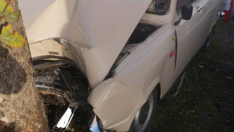Massa Lombarda, incidente: con l'auto centra in pieno un albero, 75enne gravissimo