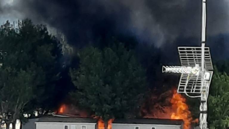 Spaventoso incendio in un campeggio di Riccione: vigili del fuoco al lavoro / VIDEO GALLERY