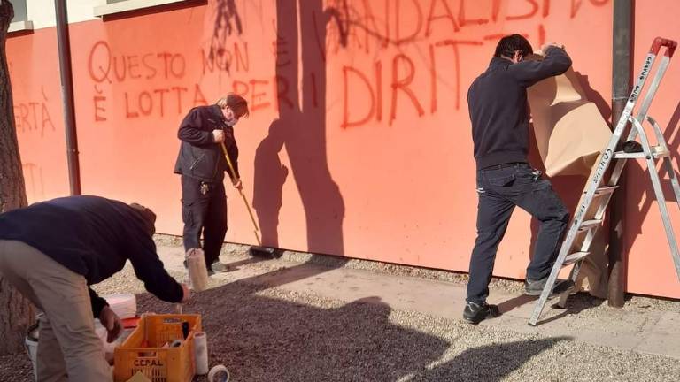 Lugo, riverniciati i muri della scuola danneggiata dai no vax