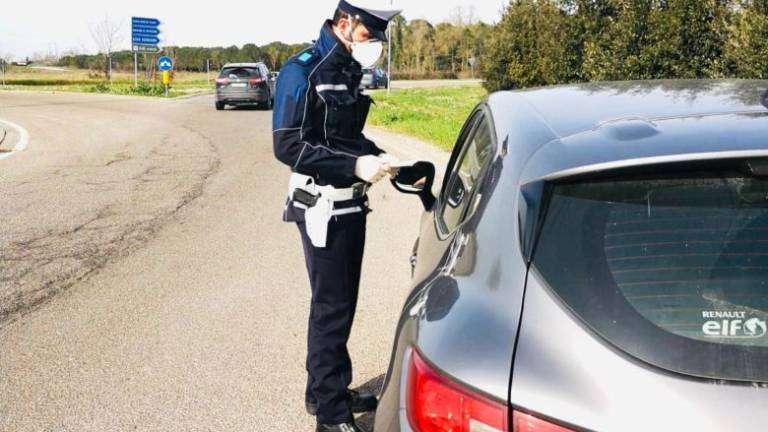 Coronavirus, da Forlì a Ravenna ubriaco in auto mente ai vigili: Lavoro