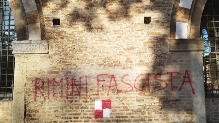 Rimini. Sul palazzo del podestà appare la scritta Rimini fascista. E' caccia ai vandali