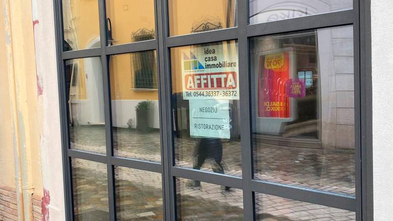 Ravenna, vetrine spente, serrande abbassate: la “crisi” di via Mazzini e via Diaz - Gallery