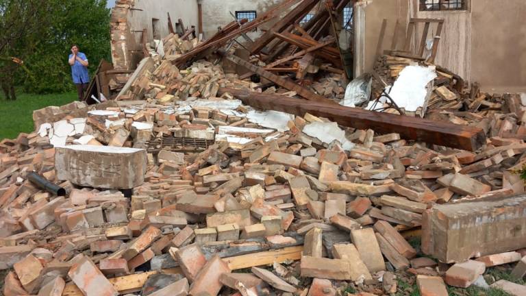 Tromba d'aria, raffiche di vento e grandine nel Ravennate: alberi crollati su case e un asilo, tetti scoperchiati, alcuni feriti in ospedale