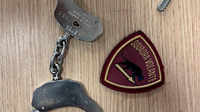 Rimini, ruba in un ristorante, picchia un poliziotto, lo morde e cerca di prendergli la pistola