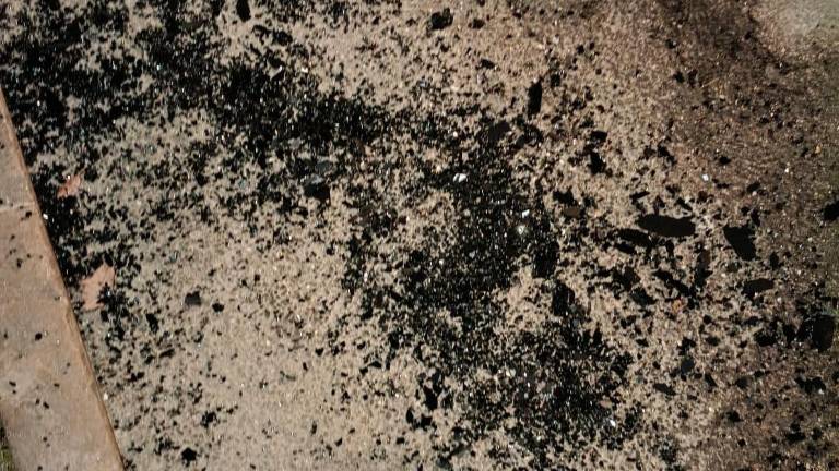 Alcuni dei vetri rotti con il martelletto d’emergenza