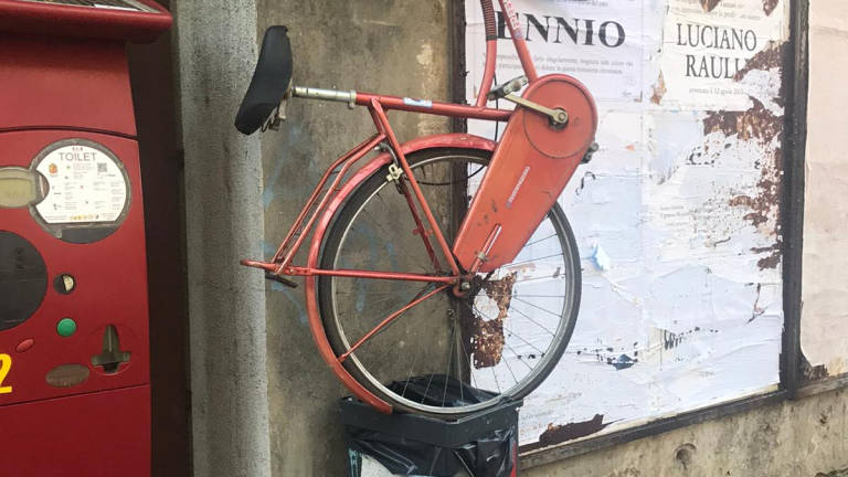 La curiosa bici gettata nel cestino dei rifiuti in centro a Ravenna