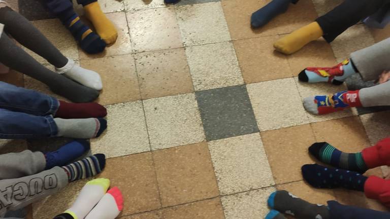 Giornata dei calzini spaiati, a Ravenna lezione di inclusione al Mordani