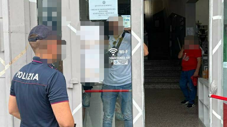 Rimini, ospita pregiudicati senza registrarli: hotel chiuso 15 giorni