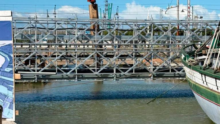 Cesenatico, lavori al Ponte del Gatto palancole da 10 metri per prosciugare parte del canale