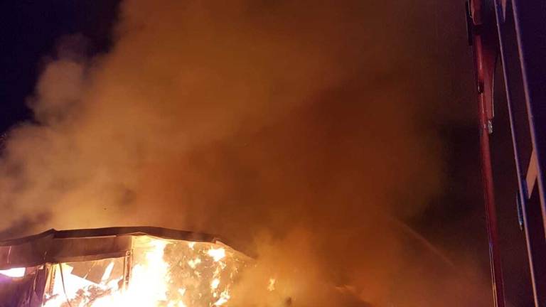 Rimini, un incendio devasta un fienile. Paura in via Longiano