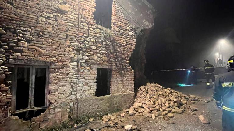 Rimini, a San Clemente un’auto si schianta contro una casa e la fa crollare