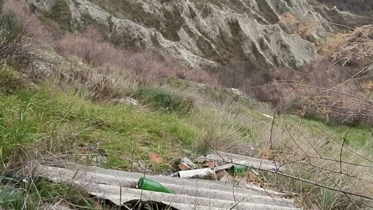 Faenza, rifiuti abbandonati in una discarica a cielo aperto nei calanchi