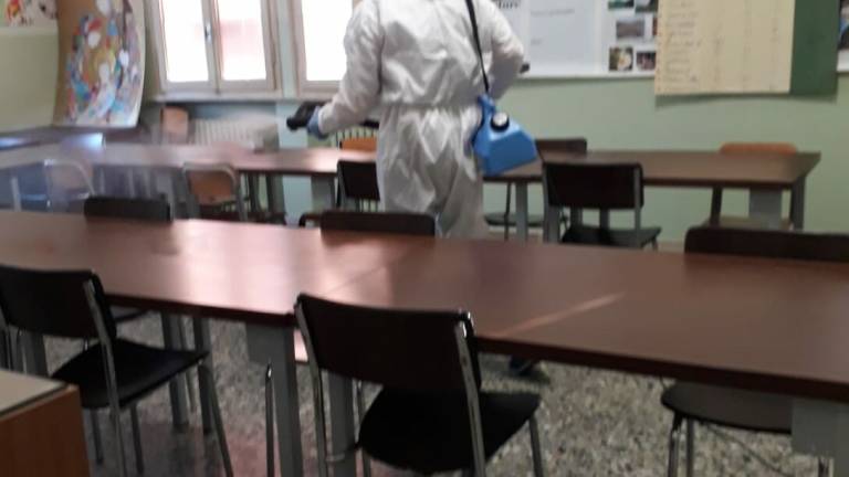 Coronavirus Lugo, genitori ghostbuster sanificano la scuola VIDEO