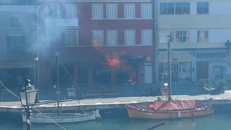 Cesenatico, il giovane edicolante in lacrime dopo l’incendio: “Non ho più nulla, sono rovinato”