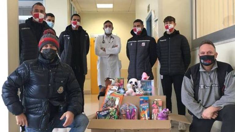 Calcio D, il Rimini porta i doni al reparto di Oncologia Pediatrica