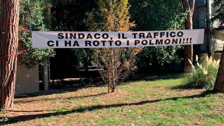 Uno striscione posizionato nel 2022 dai residenti di via Mattei