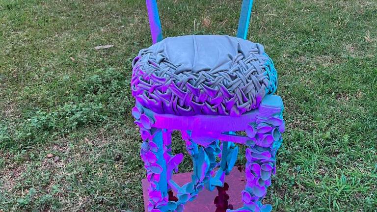 Forlì, sedie e lampadari alluvionati diventano arte