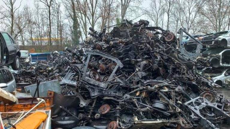 Autodemolitore denunciato dai Carabinieri. Piazzale sequestrato