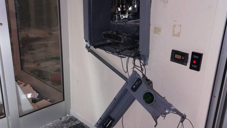 Bancomat fatto esplodere nella notte a Cesena: danni ingenti alla filiale di Banca Fideuram FOTOGALLERY