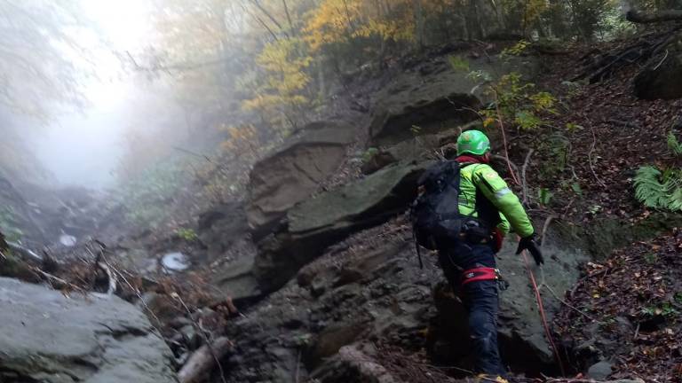 Santa Sofia. Va a funghi, si perde e scivola. Salvato dal soccorso alpino