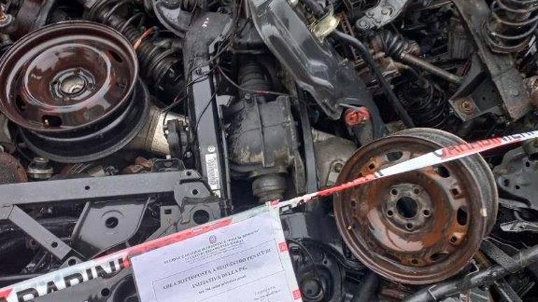 Autodemolitore denunciato dai Carabinieri. Piazzale sequestrato