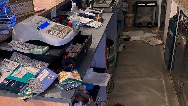 Sopra il bar “visitato” ieri notte dal 28enne che è stato poi arrestato con l’accusa di furto dai carabinieri