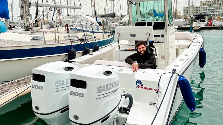Andrea Comani e la sua barca Barrakuda al Marina di Rimini