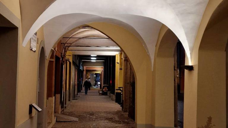 Castel Bolognese, sostituite le lampade sotto i portici