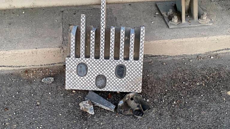 Camion solleva un giunto sulla Secante di Cesena: dieci auto con gli pneumatici squarciati, traffico in tilt