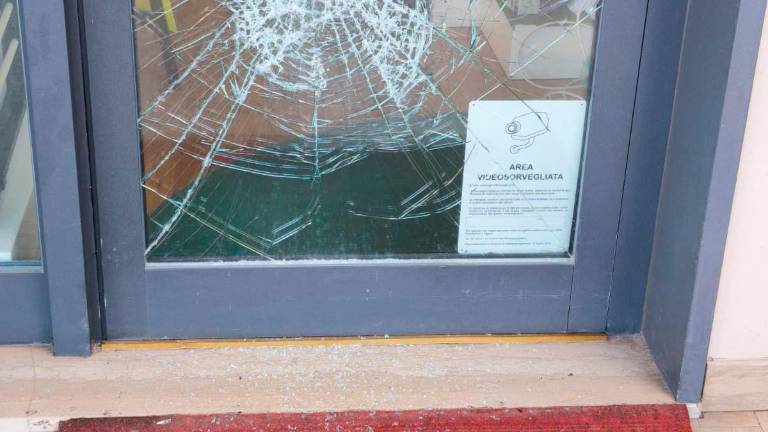 I danni alla porta del negozio di impiantistica elettrica