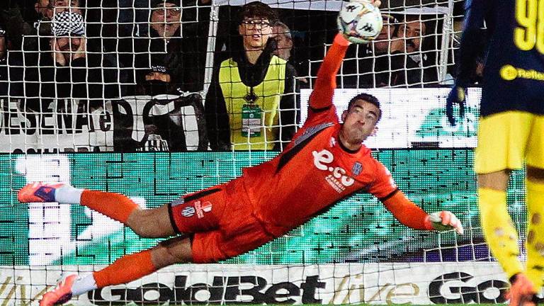 La parata di Jonathan Klinsmann sul rigore di Ettore Gliozzi