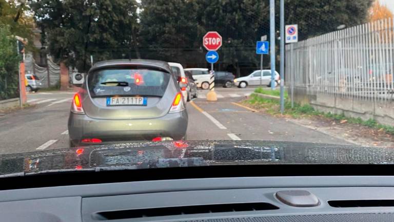 Percorsi pedonali a ridosso delle auto, buche e via vai continuo di veicoli: ecco i problemi di via Conti