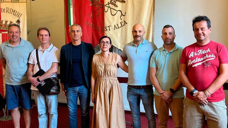 Rimini, “uomini esausti e richiamati dalle ferie”: la protesta di Vigili del Fuoco arriva in Comune