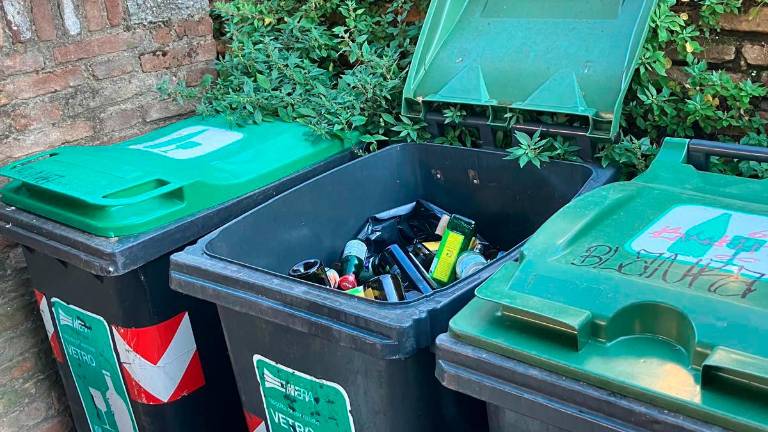 I tre contenitori del vetro a pochi metri dalla Barriera