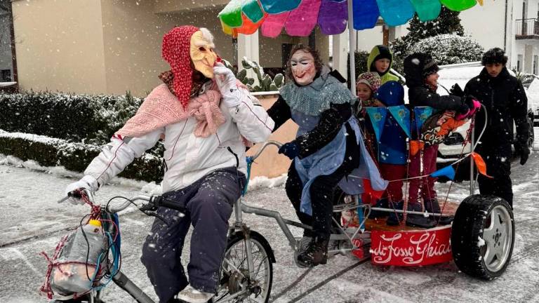 Ravenna, nonostante la neve la Befana è arrivata dal cielo, dal mare e... sui pedali