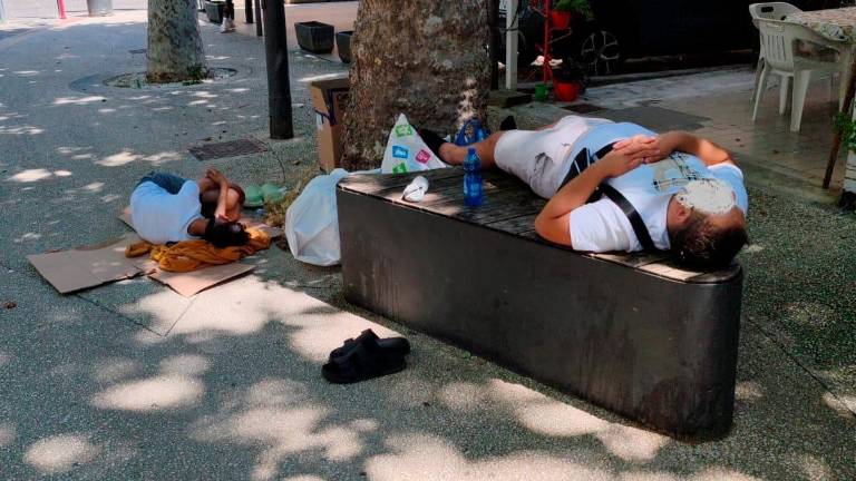 Gente che dorme sulle panchine di Miramare nei giorni della Notte rosa