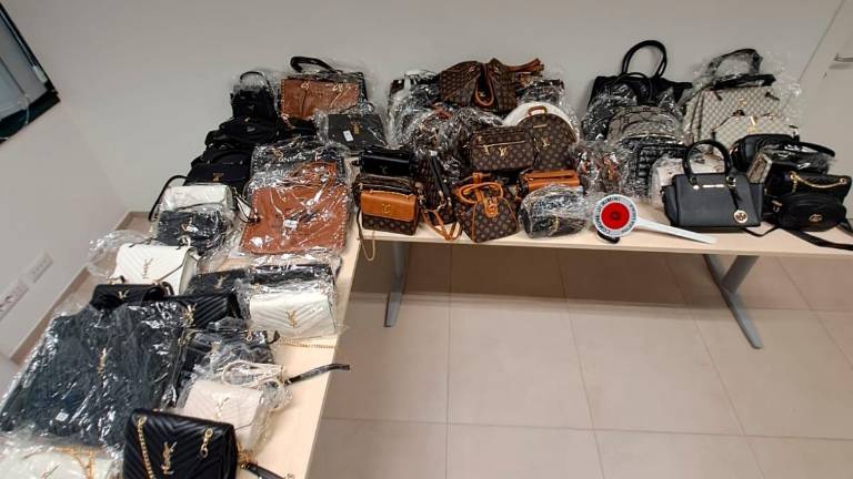 Rimini, Gucci, Moncler, Prada e Louis Vuitton: in albergo custodiva 64 borse contraffatte: 55enne denunciato