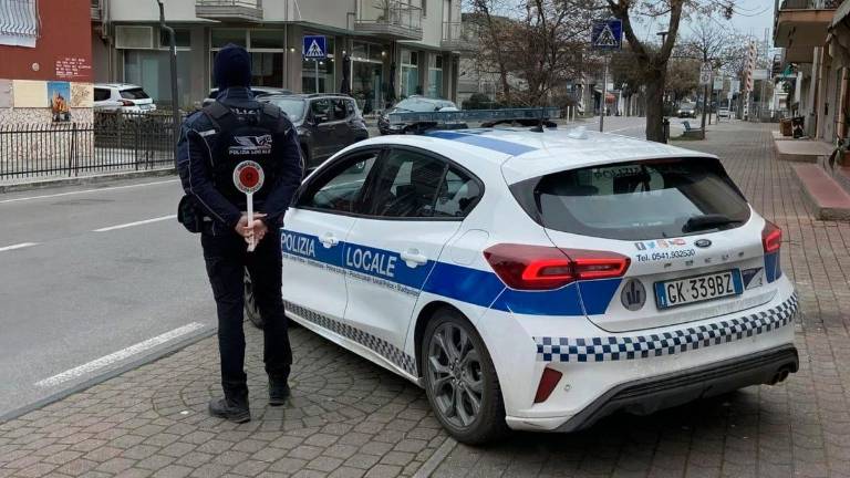 Gatteo Mare: “Ma in Italia per guidare la moto serve la patente”? La polizia locale glielo spiega e poi lo multa per 5.100 euro