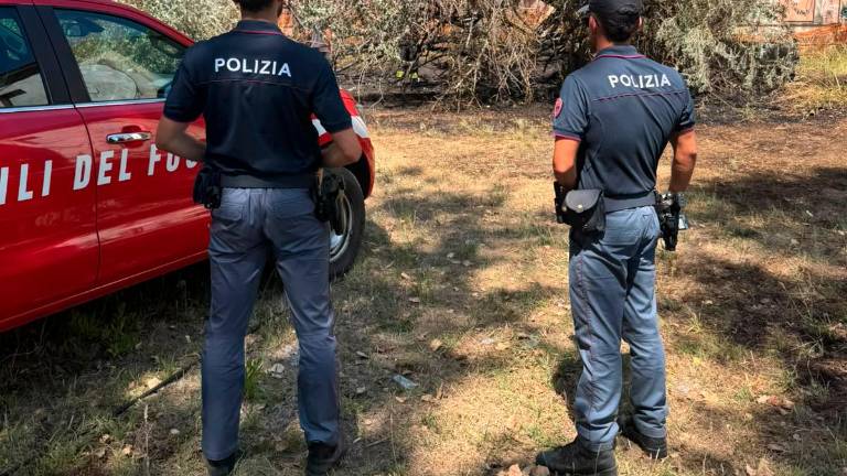 Cesena, incendio a ridosso della colonia abbandonata a Ponente, usata spesso come rifugio da sbandati