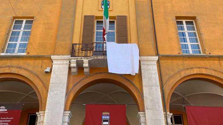 Il lenzuolo bianco per Gaza al balcone del palazzo comunale