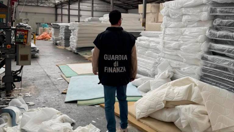 Forlì, mobile imbottito e fatture false: sequestri per 3 milioni