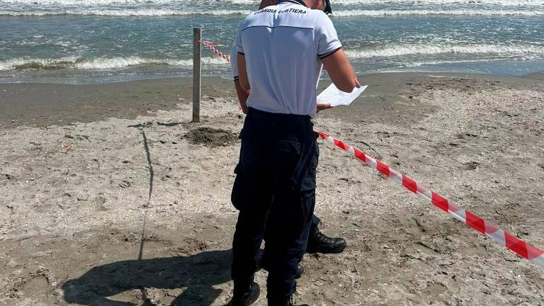 Riccione, 48enne ha un malore in acqua, chiede aiuto ma muore poco dopo GALLERY