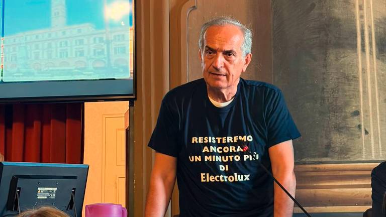 Forlì. La maglietta del sindaco Zattini: “Resisteremo ancora un minuto più di Electrolux”