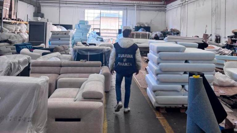 Forlì, mobile imbottito e fatture false: sequestri per 3 milioni