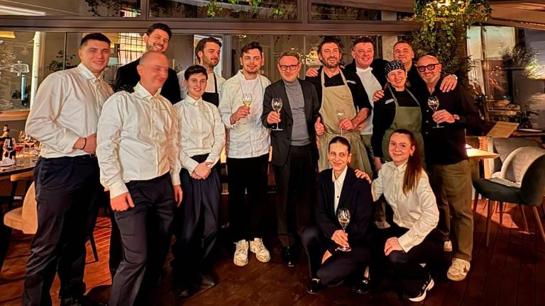 Lo staff, i soci e il sindaco Massimo Isola all’inaugurazione