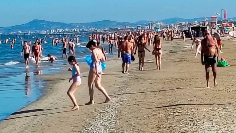 Rimini vuole il 37% in più di spiagge libere: il nuovo piano dell’arenile ora è ufficiale