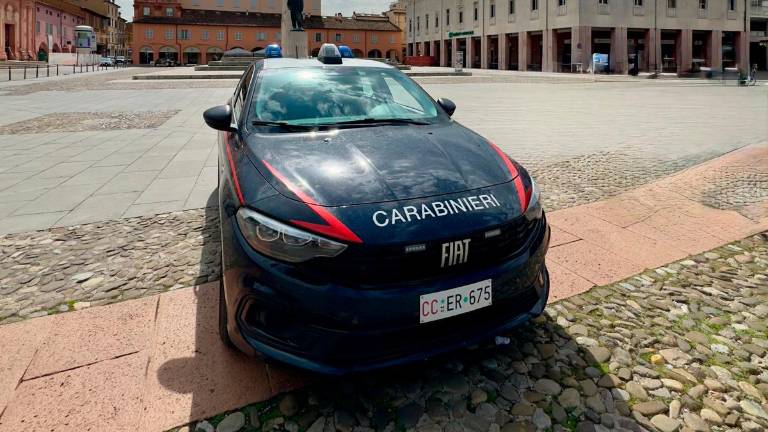 Lugo, danneggia auto e minaccia i passanti con due coltelli: arrestato