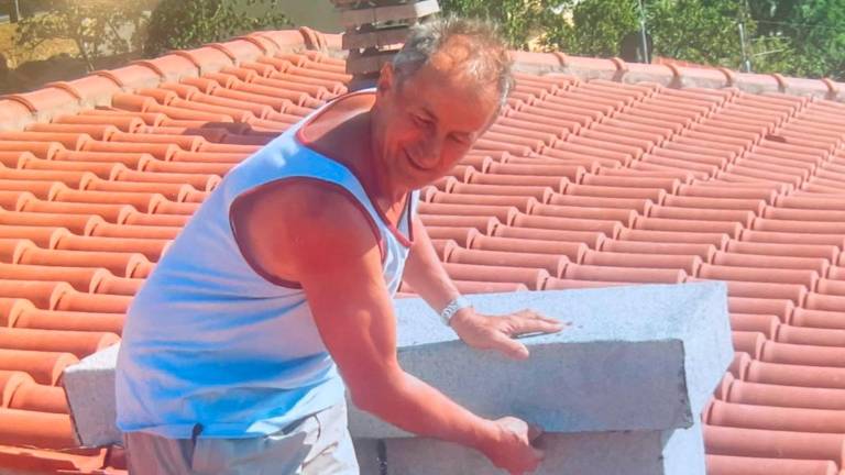 Sergio Broccoli al lavoro su un tetto