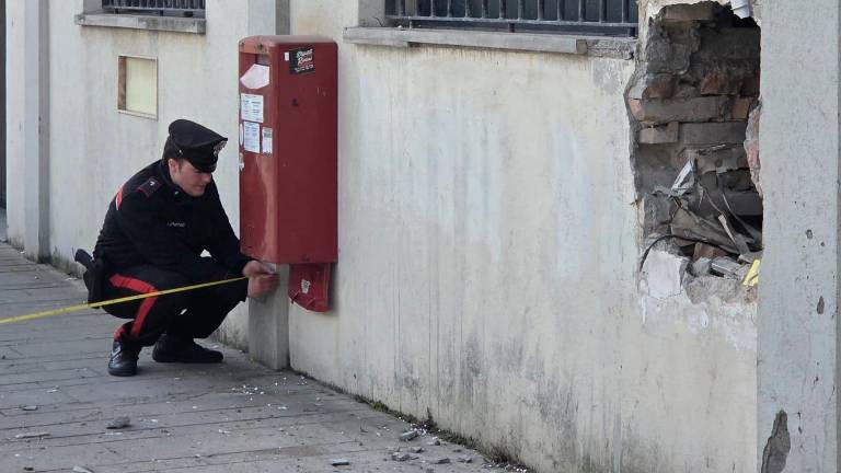 Santarcangelo, due boati nella notte. Assalto al Postamat, i banditi ripresi in un video VIDEO
